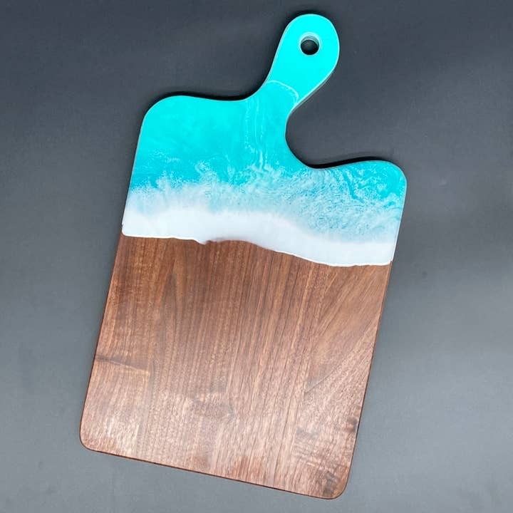 Valnöt böjd servering/skärbräda i lockande kricka för wholesale av The Weathered Dragonfly