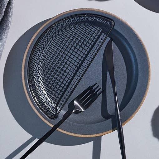 KIKIME – wholesale Dinner plate – amime Plate Half 9" | Plate w/ Half-moon shaped metal net 9