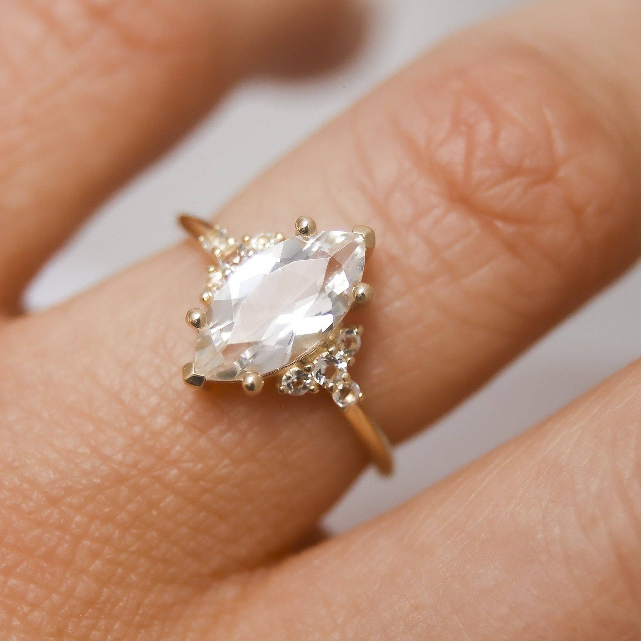 La Kaiser – Anel multi-pedra por atacado – Anel Whimsical Dream em Ouro 10kt com Topázio Branco7