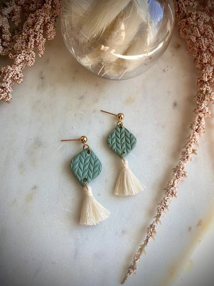 Boho Clay Tassel örhänge i lätt salvia för wholesale av Clay & Confetti Co.