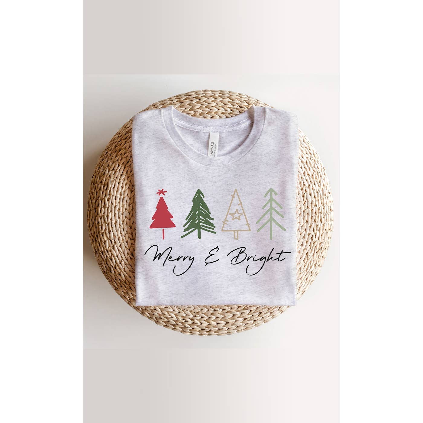 Kissed Apparel - Vente T-shirt sérigraphié – femme - T-shirt graphique vert arbres de Noël joyeux et lumineux0