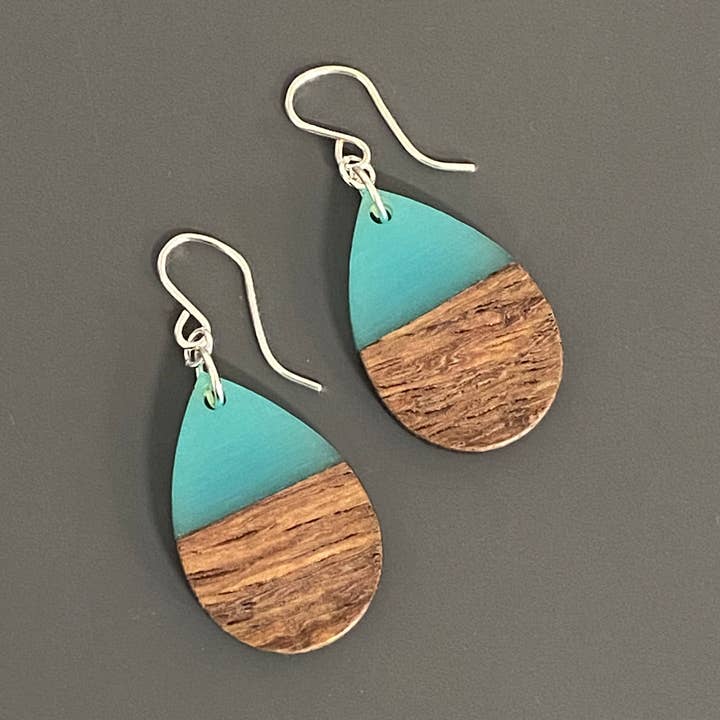 Nancy Reid Carr – Engroshandel Hængeøreringe og creoløreringe – Moderne Boho turkise dråber, træ og harpiks dingleøreringe11