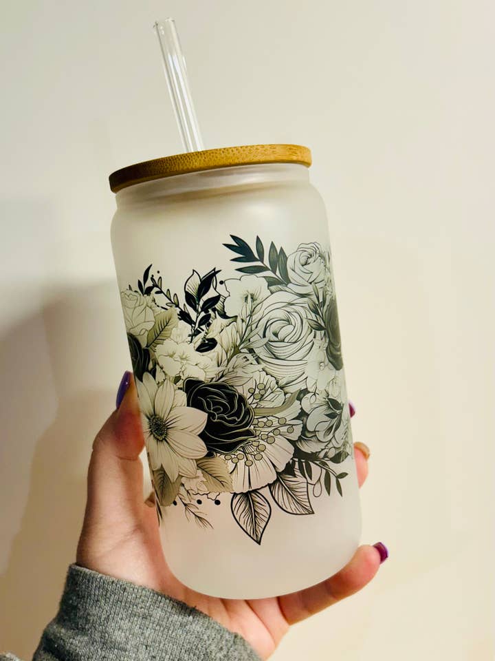 Tazza in Vetro Satinato con Motivo Floreale Nero per la vendita all'ingrosso da parte di HBT Custom Creations