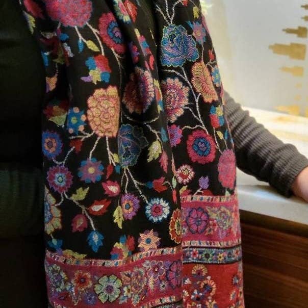 AmicaStyleStudio - Wholesale Scarf - Women's - Black Handmade warm /soft /light Weight multicoloured Kanni