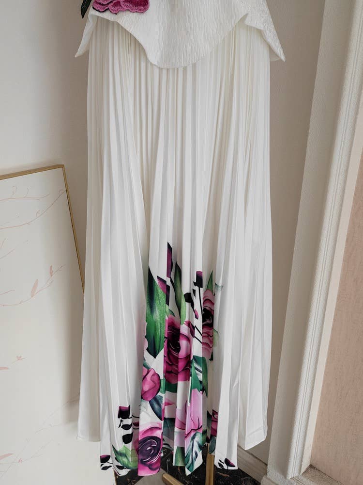 Hvid DR540Y Aftenkjole med 3D blomsterbroderi og plisseret talje for engroshandel på Faire4