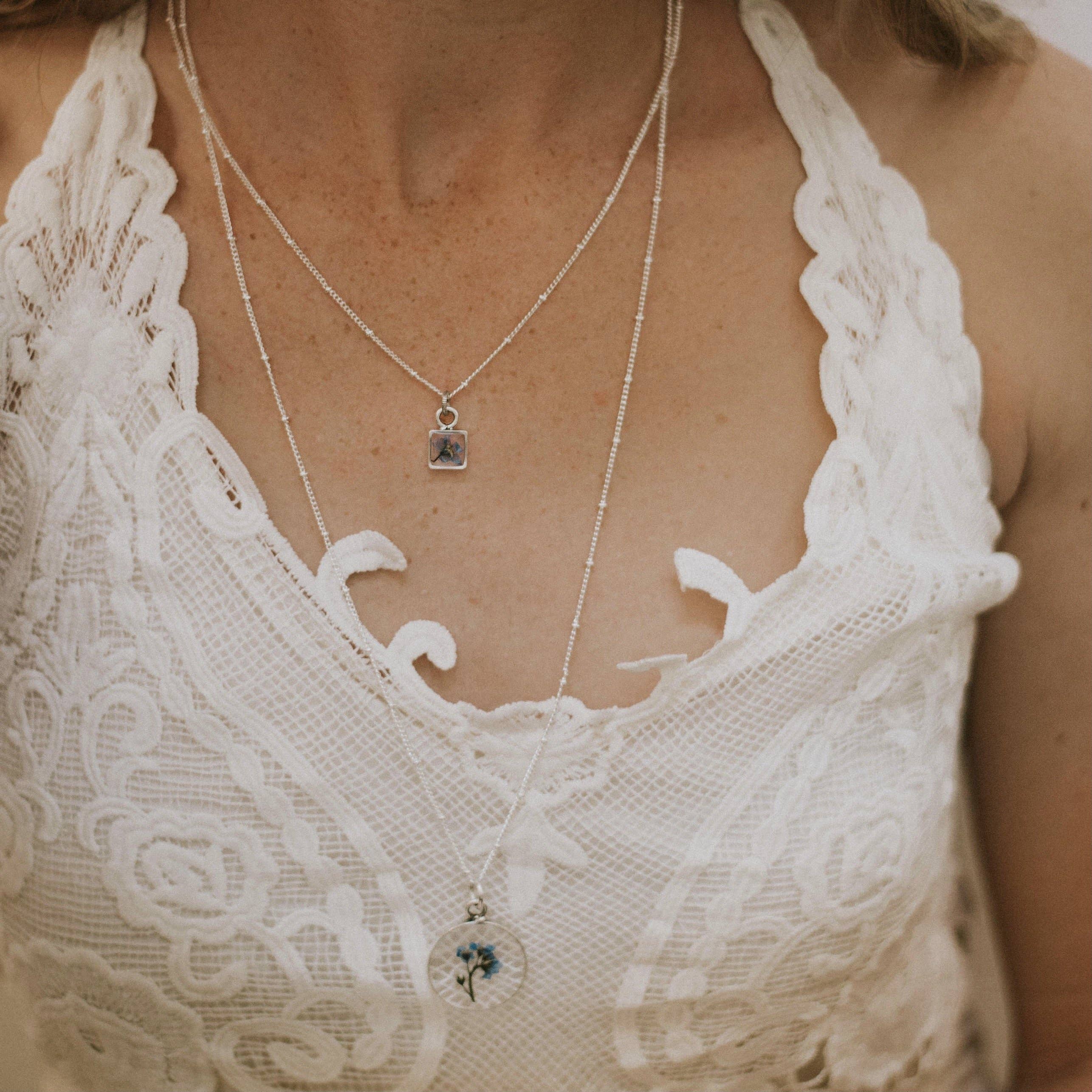 Seed & Soil Botanical Jewelry – Großhandel Kette mit Anhänger/Charm – Tiny Square Anhänger3