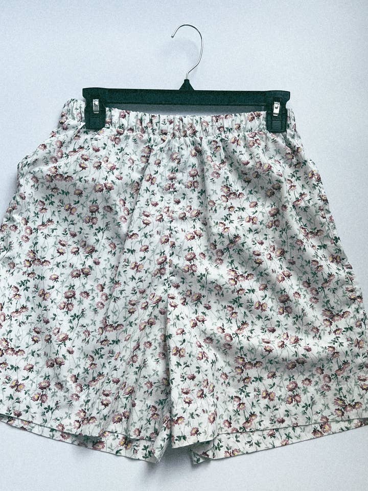 SHORT ROUGE À MOTIFS FLORAUX TAILLE XL pour la vente par Jack Arden