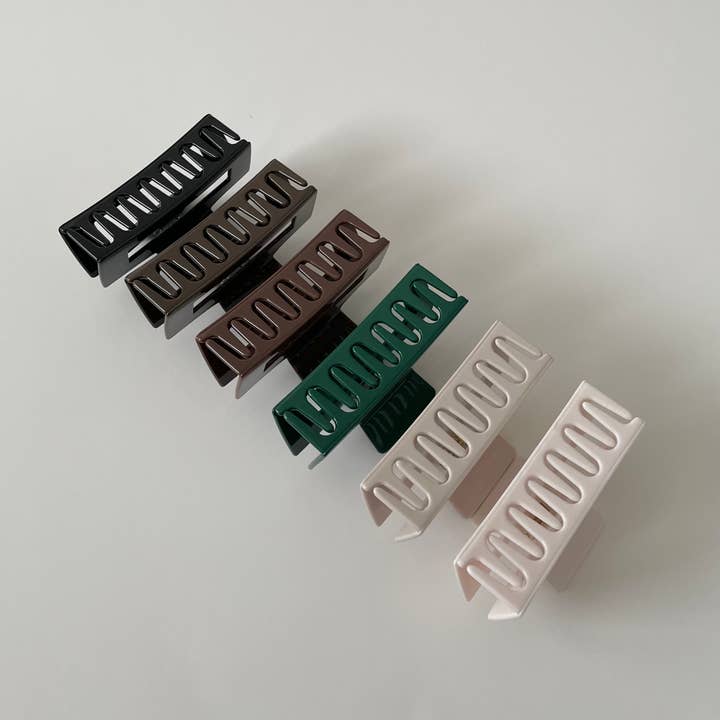 Grand clip écologique en forme de griffe en crème, édition neutre pour la vente par Namaste Jewelry