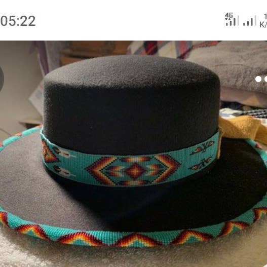 Delight merchants – Großhandel Fedora-Hut – Damen – Schwarzer Fedora-Hut mit Perlen | Cowboyhut mit Krempe | Sommerhut mit weißen und blauen Perlen | Kostenloser weltweiter Versand