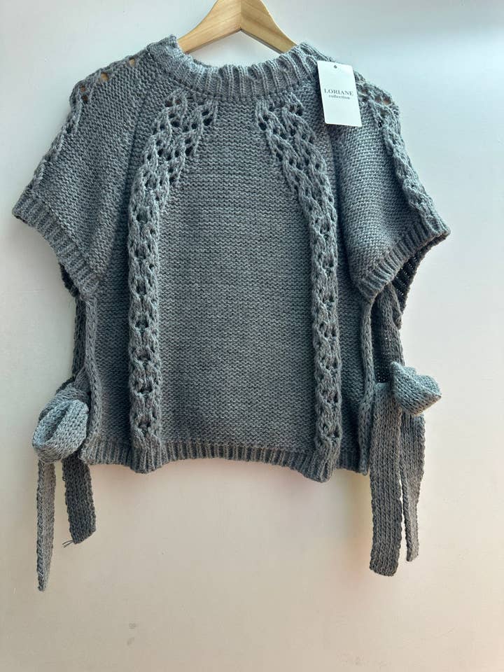 LORIANE - Wholesale Knitted jumper – Women′s - 129 sweater Vest/Ponchos
Two knots to tie on the side12