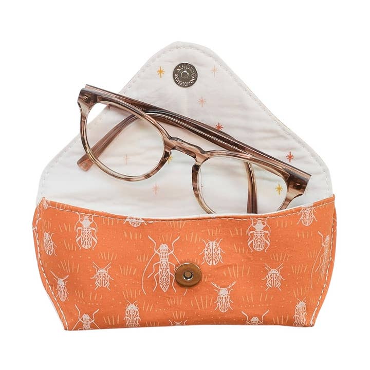 Étui à lunettes en tissu doux Sun Parade de coléoptères, pochette à lunettes pour la vente par Ingrid Allen