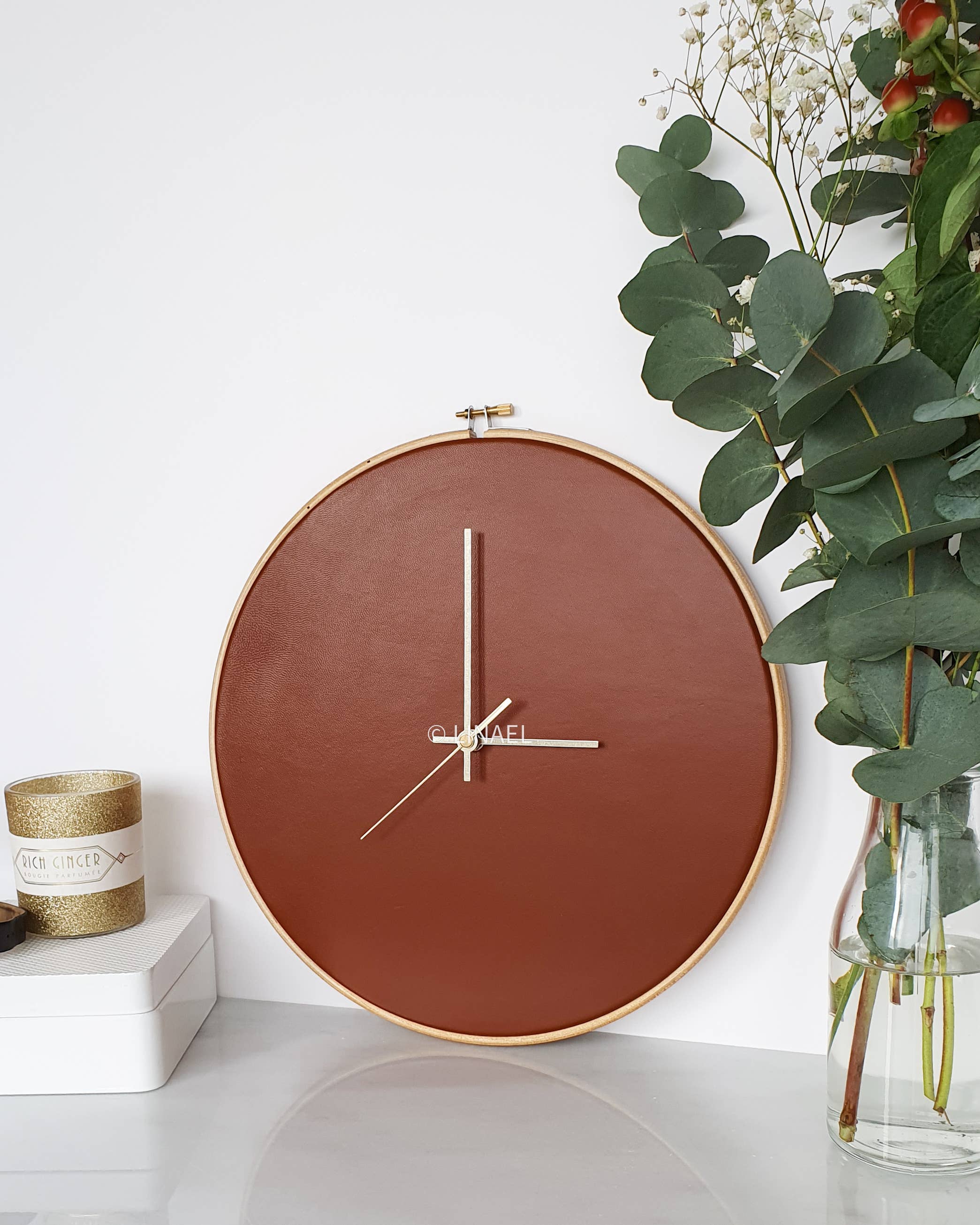 Linael - Venta al por mayor Relojes de pared - Reloj de pared grande de cuero color marrón coñac6