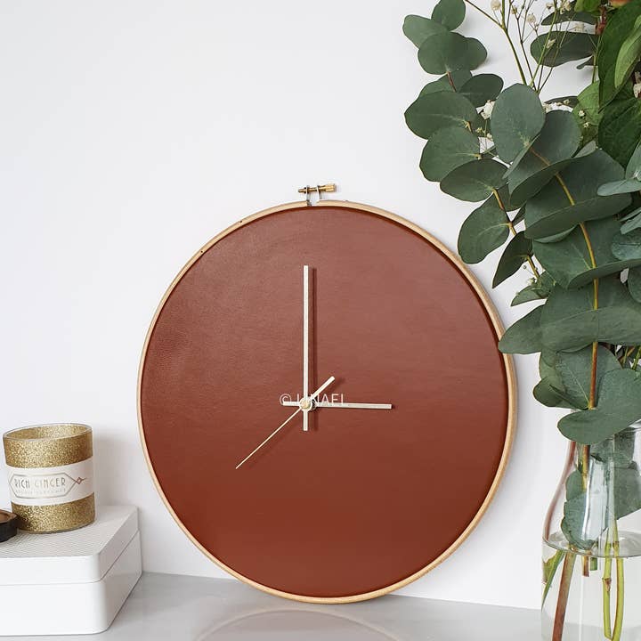 Linael - Venta al por mayor Relojes de pared - Reloj de pared grande de cuero color marrón coñac6