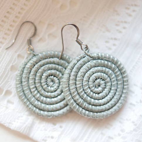 Vævede Disc Øreringe – Små for engroshandel hos Azizi Life