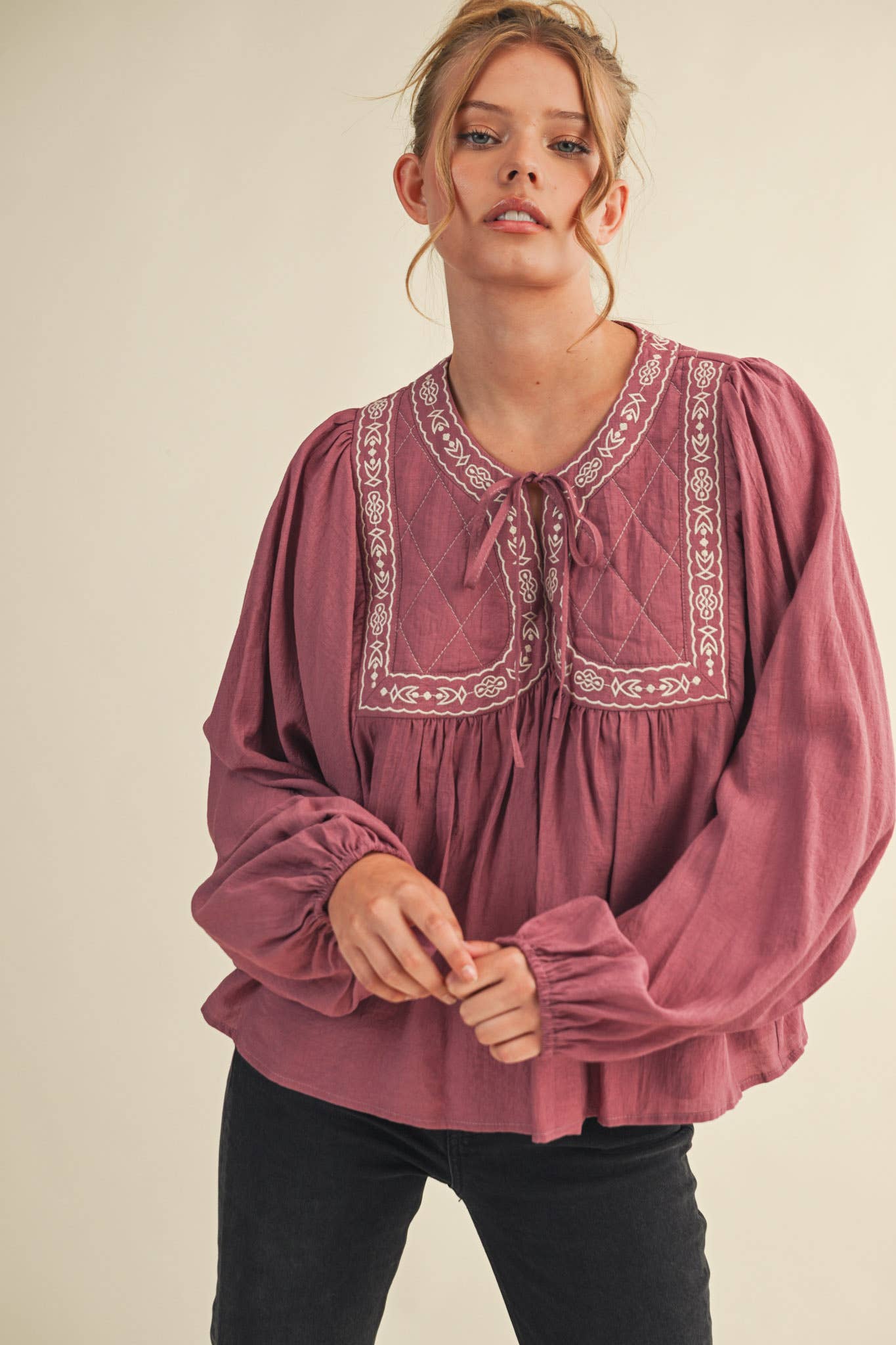 &MERCI - Vendita all'ingrosso Camicetta - Donna - Blusa con maniche a palloncino e rifiniture ricamate MTP42239