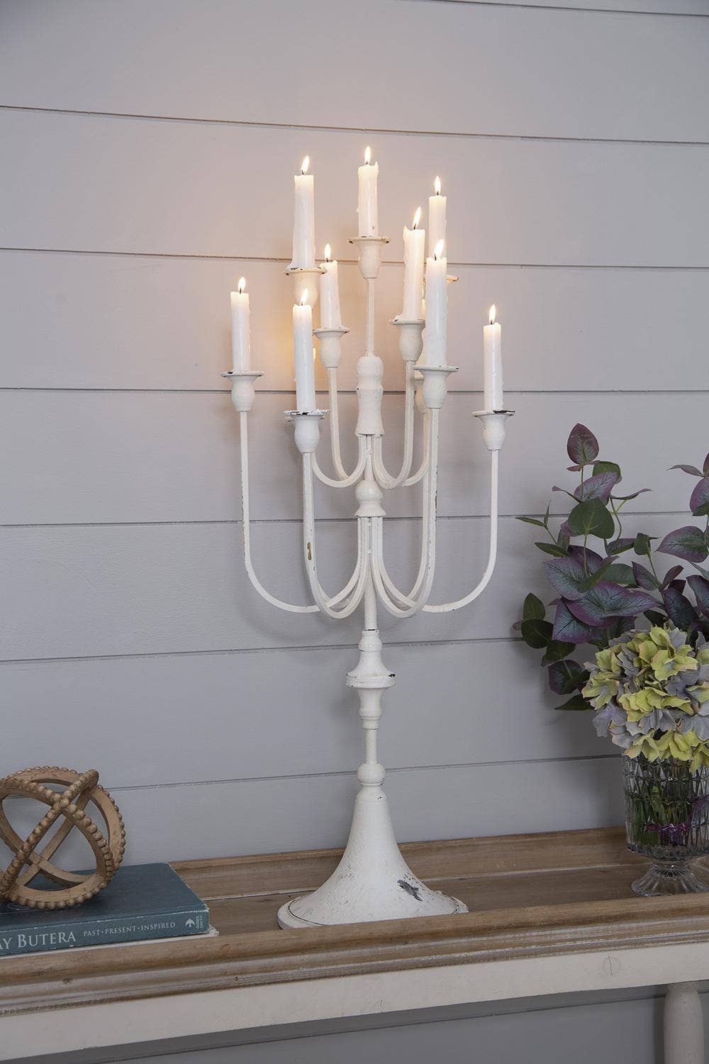 A&B Home Group Inc. – Großhandel Kerzenhalter – 13x10,5x30" Weißer Eisen 11-flammiger Kandelaber - Weiß7