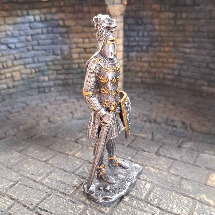 Timeline Gifts Ltd - Wholesale Decorative Figurine - Metal Knight Statue - 13th Century Lion Crested Knight5