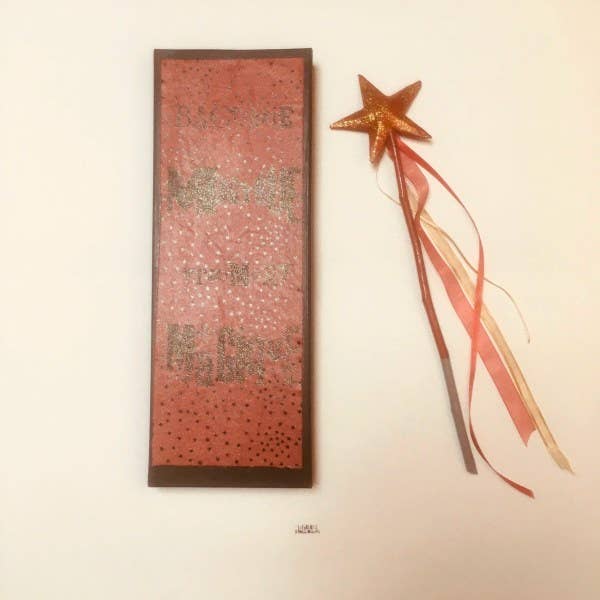 Baguette Magique Vraiment Magique Bordeaux & Étoiles Noir #2 pour la vente par La fabrique de MOTS MAGIQUES