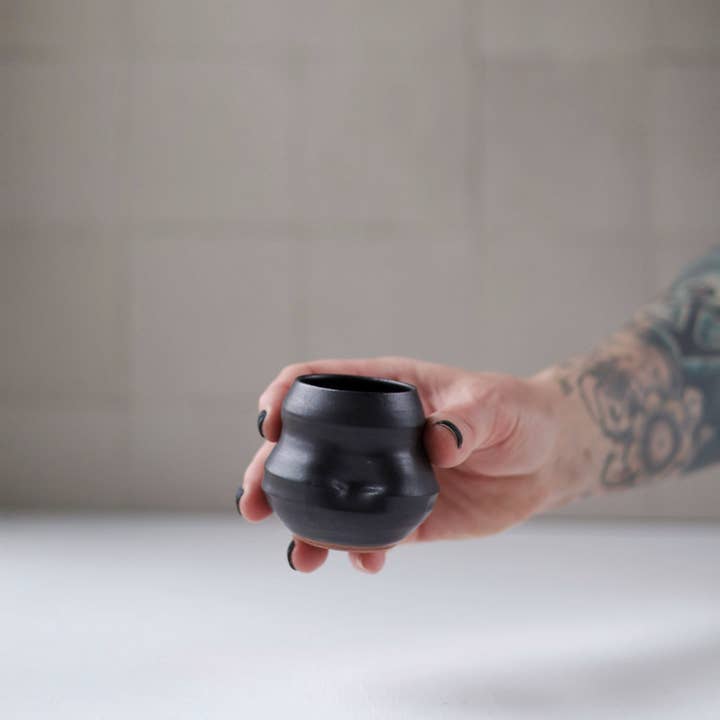 Gravesco Pottery - Vendita all'ingrosso Bicchiere/tazza - Artist Choice Little Sippers, tazza da tè in ceramica nera5