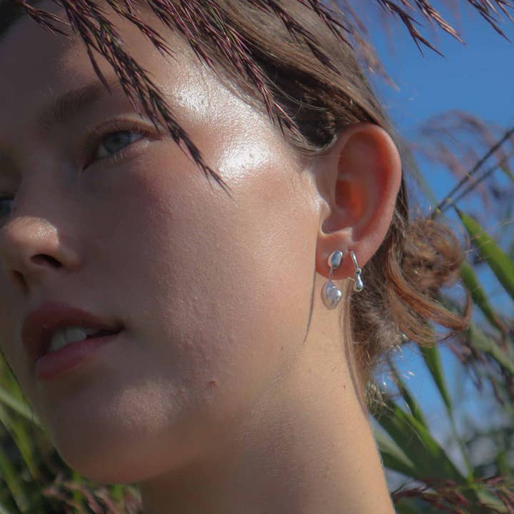 Koi Atelier - Wholesale Dangle Earrings - Blob studs with pearl silver2