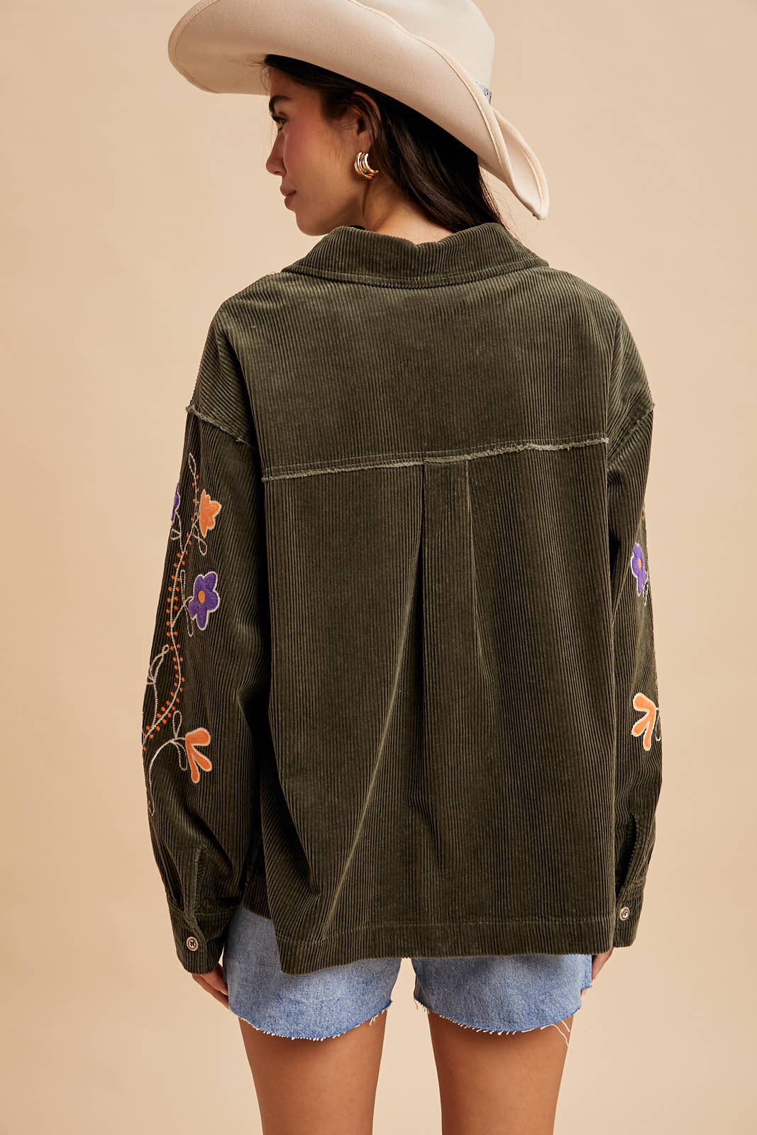 In Loom – Großhandel Hemd mit Button-down-Kragen – Damen – CORD-HENLEYSHIRT MIT STICKEREI7