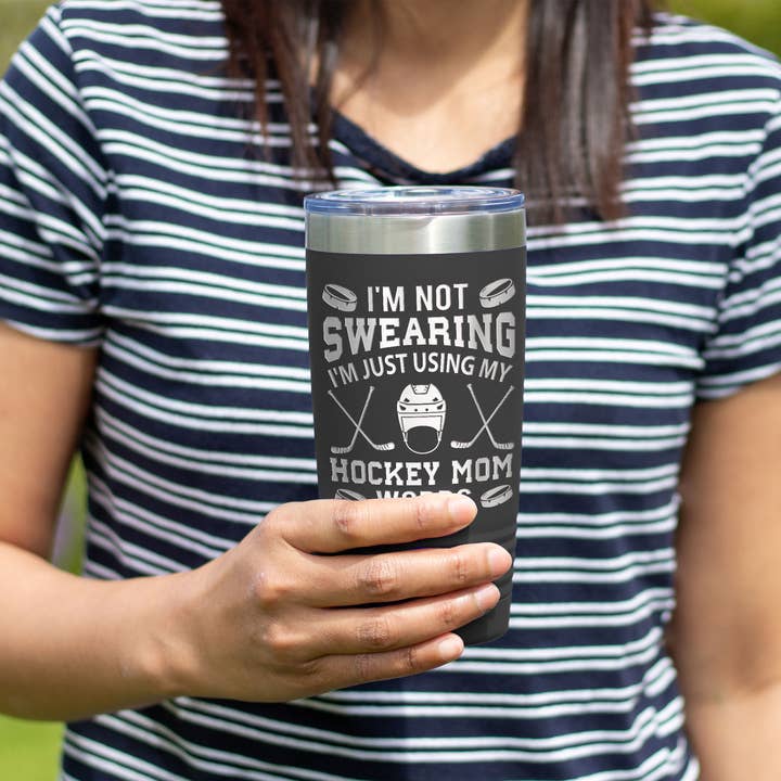 Hockey Mom - Sports de hockey - Gobelet de hockey - Sports amusants pour la vente par Northern Country Girl Designs, LLC