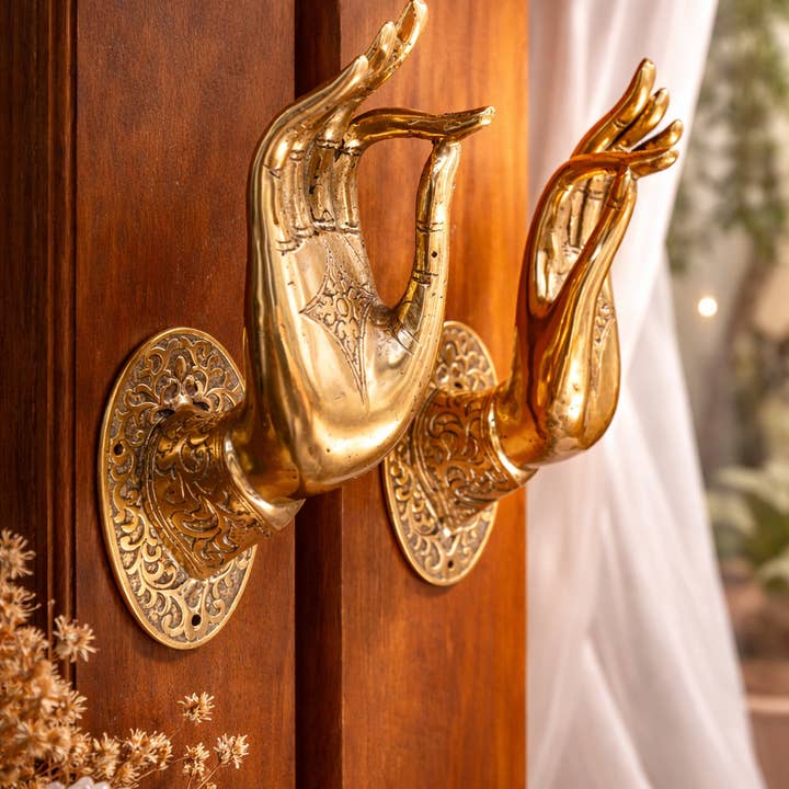 Ensemble de 2 mains en laiton Shuni Mudra – Crochets muraux / poignées de porte Batik Bouddha (tailles S, M, L) pour la vente par Ubud Glass