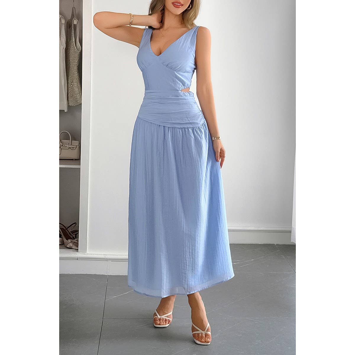 Supreme Fashion – Großhandel Kleid – Damen – Solides Midikleid mit V-Ausschnitt, Cutout und ärmellos2