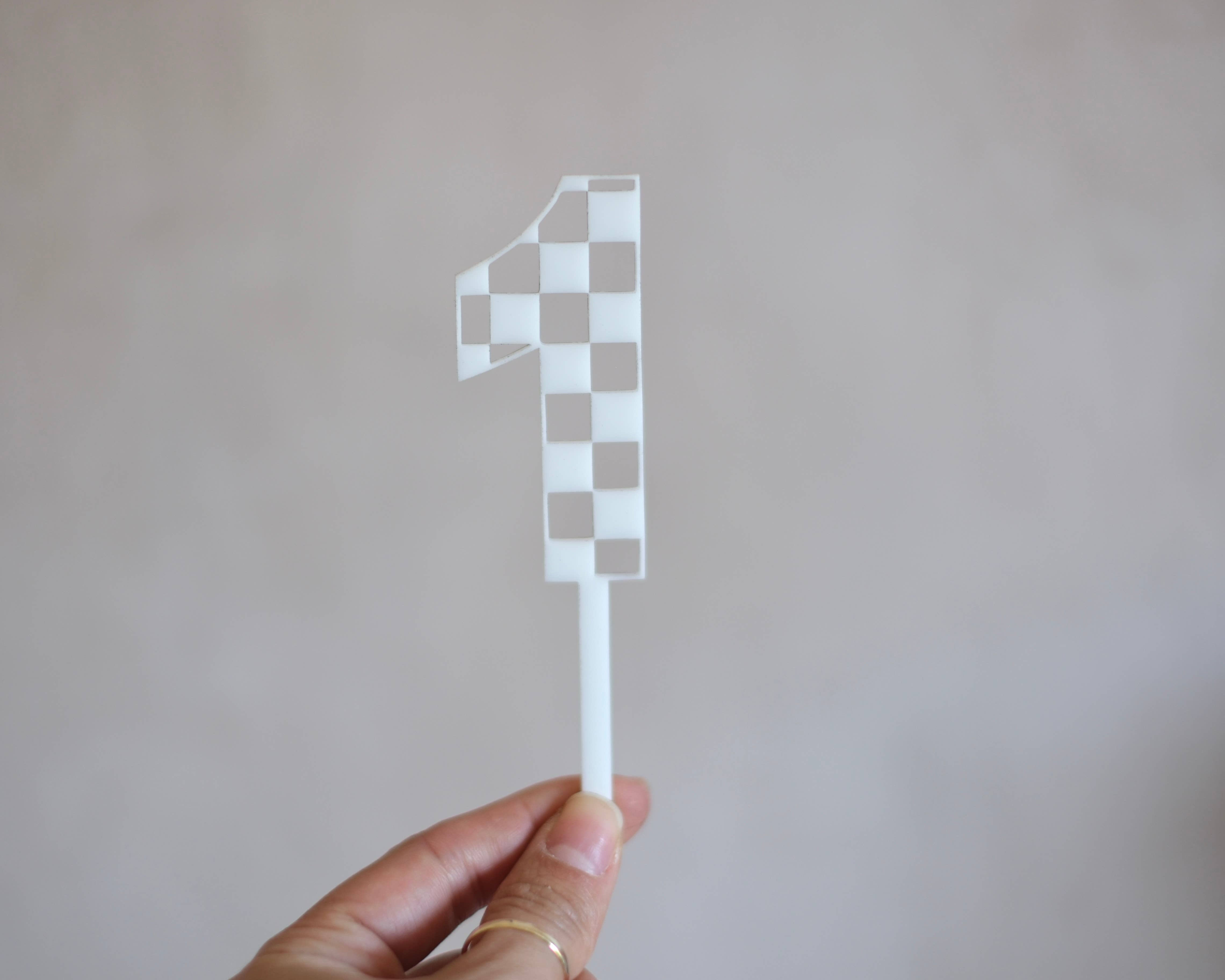 1of1 – Großhandel Kuchen-/Cupcake-Topper – Karierter „1" Kuchen-/Cupcake-Topper0