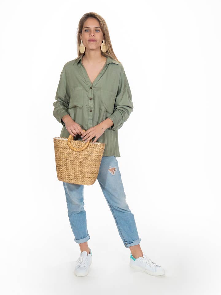 SOHUMAN – Camisa com botões no colarinho – Mulher por atacado – Blusa Verde Oliva Valam com Bolsos, Gola e Botões3