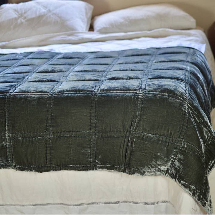 Luala Silk – Großhandel Überwurfdecke – Große quadratische, genähte Decke aus Seidensamt, Schiefergrau