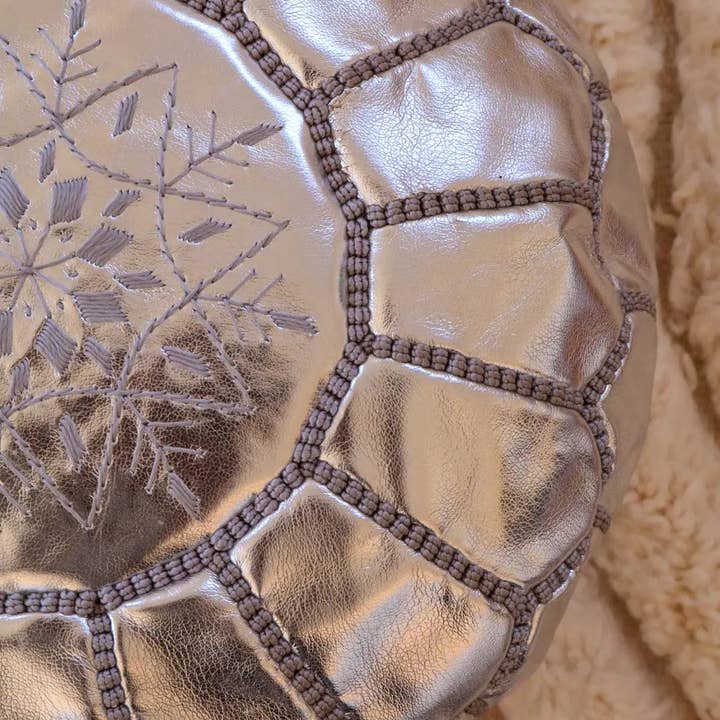 Néda – Großhandel Pouf – Marokkanischer Silberner Ottoman-Pouf aus veganem Leder4
