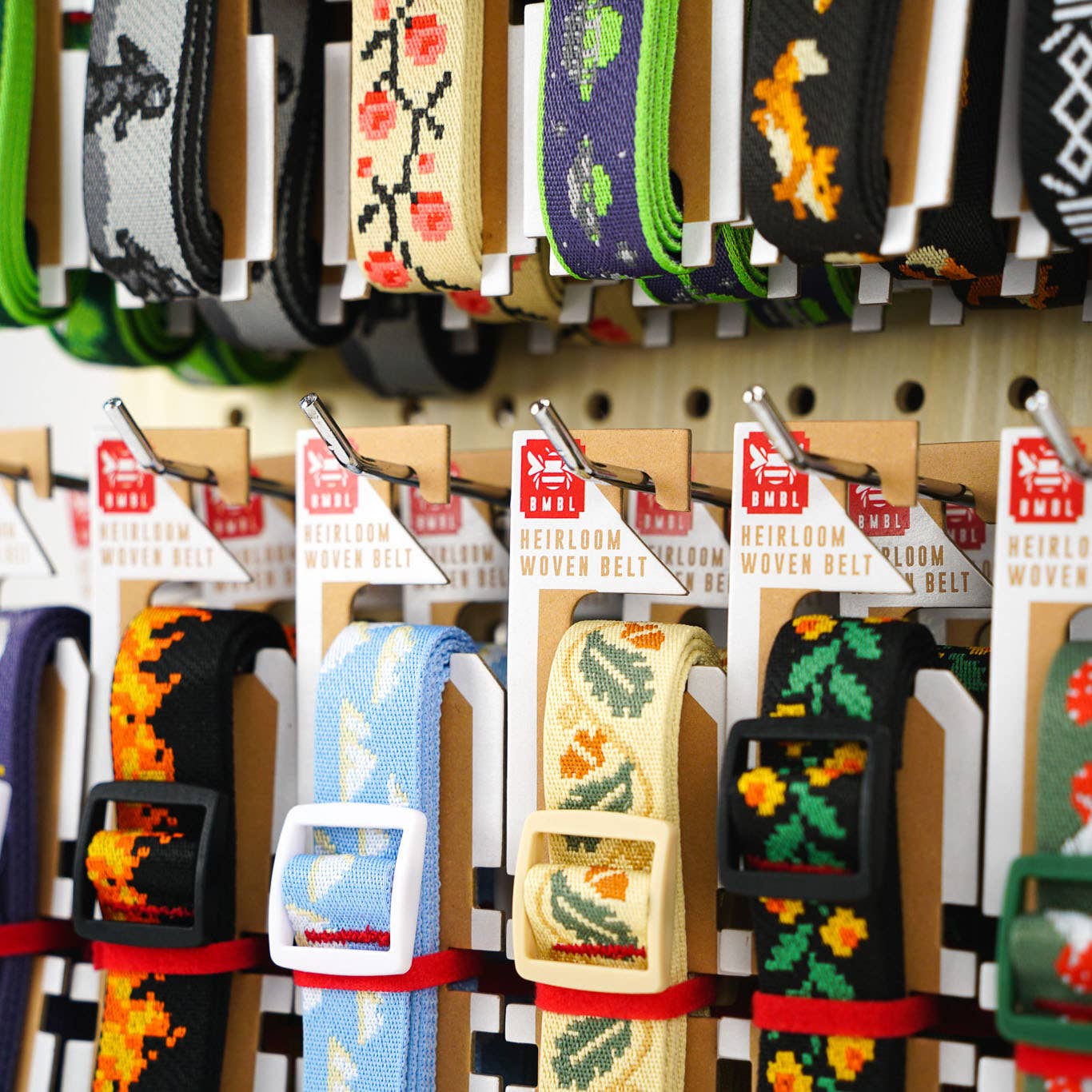 BMBL Belts - Venta al por mayor Expositor- Accesorios - Expositor de madera perforada 1