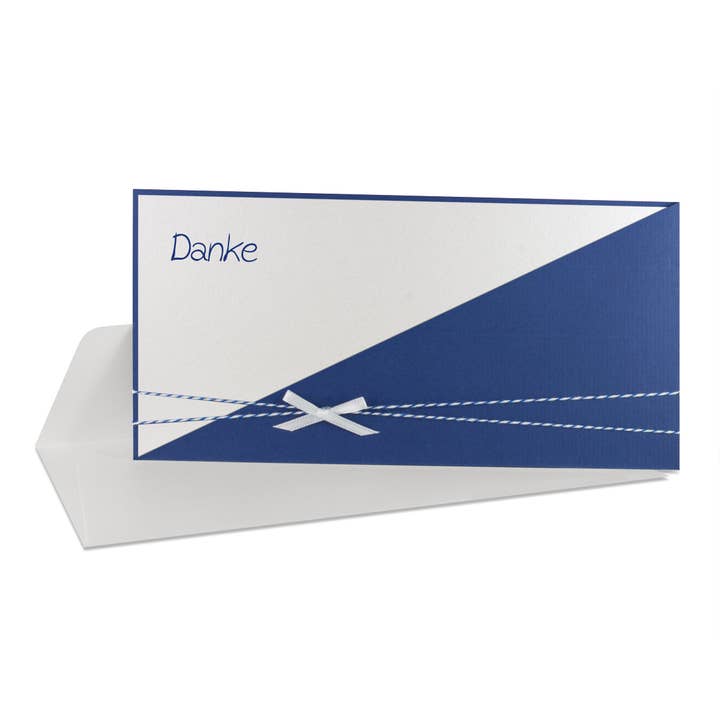 Dankeskarte mit weiße Schleife und Garn Danke blau/rot für den Großhandel von à la carte - Kartenmanufaktur