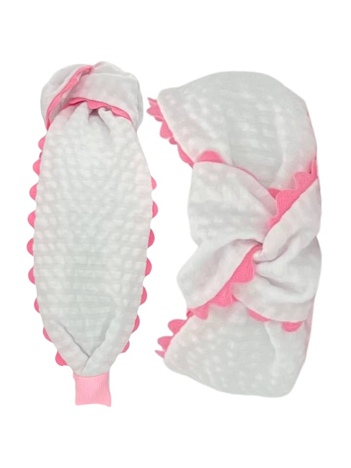 Pétoncle rose sur seersucker blanc pour la vente par Pretty Happies