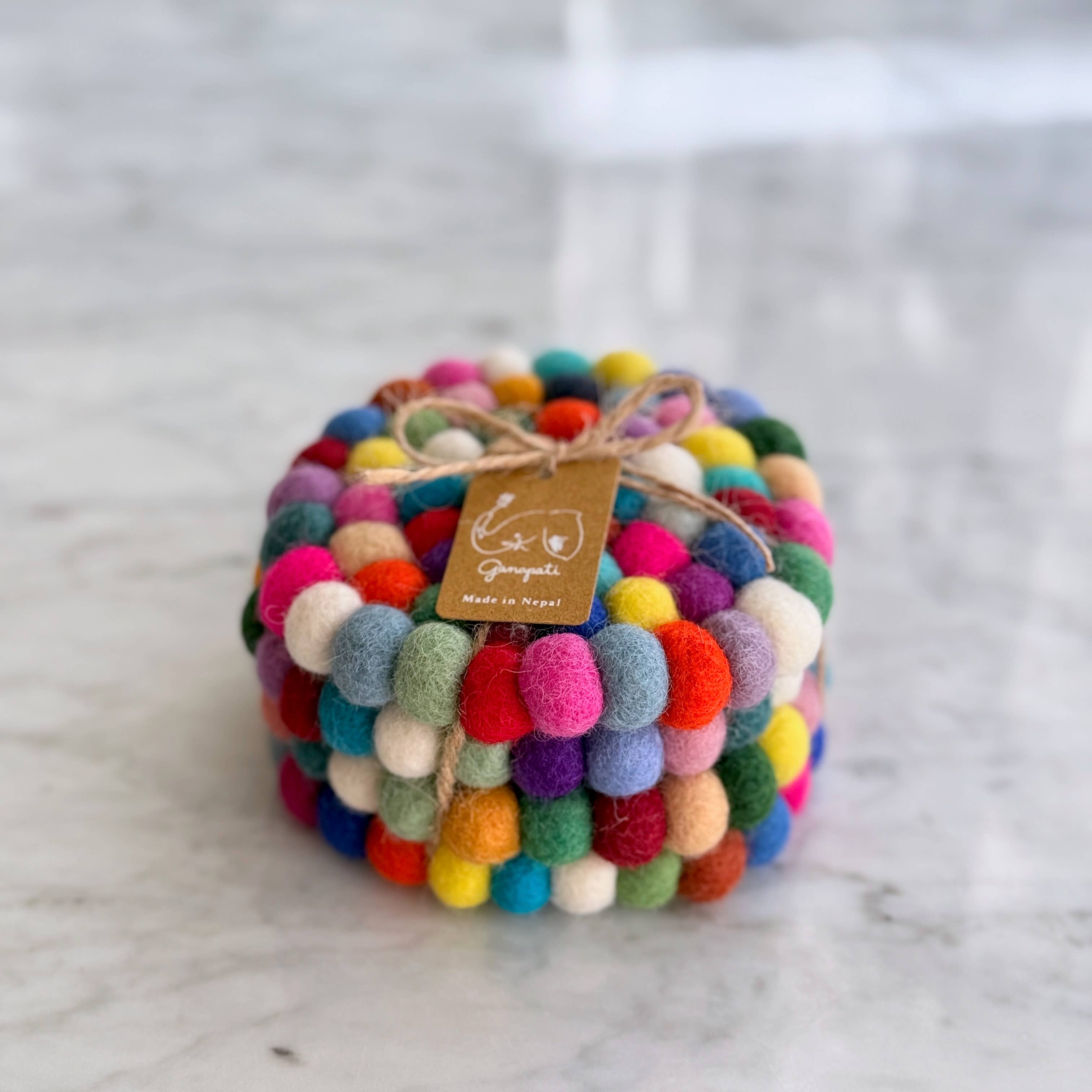 Ganapati – Großhandel Untersetzer – Untersetzer aus Filzkugeln, rund, Regenbogenfarben, 4er-Set1