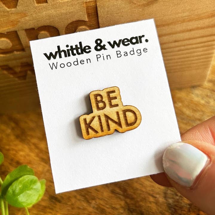 Anstecknadel aus Holz - Sei nett für den Großhandel von Whittle and Wear