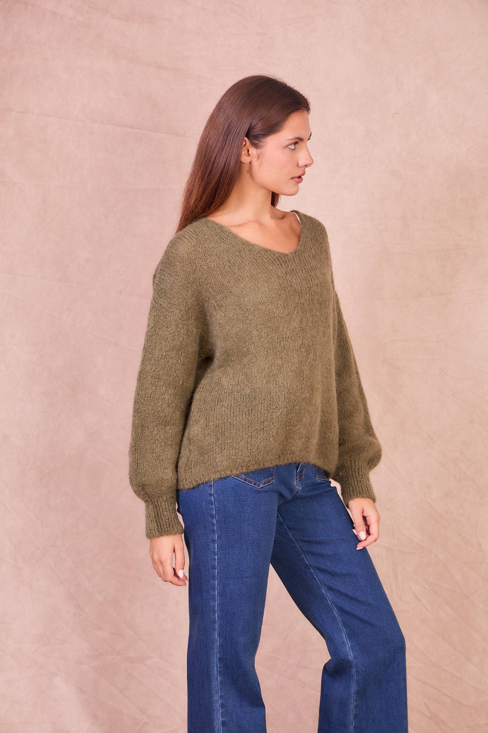 Calie Paris – wholesale Knitted jumper – Women′s – Oversized V-Neck Sweater23