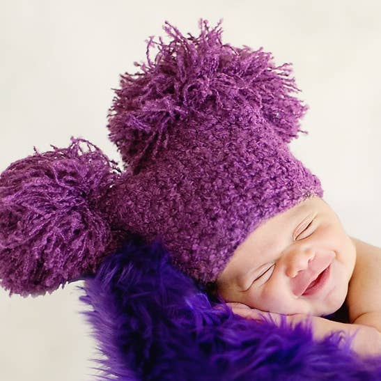 Violetter Doppel-Pom-Pom, gehäkelter, handgefertigter Erbstück-Geschenk-Hut für den Großhandel von The Daisy Baby LLC