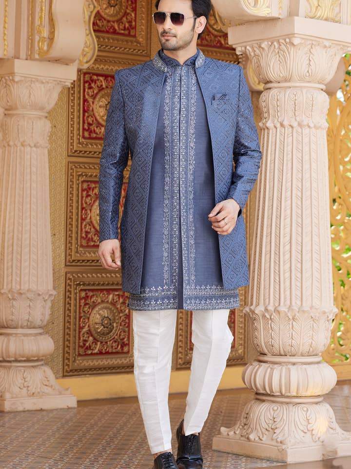 Fato Indo Ocidental Azul Cinzento em Seda Artística com Kurta Longa, Casaco, Calças e Dupatta para Homens para Casamento - Trabalho de Bordado com Fios por atacado de HATKE BRIDE