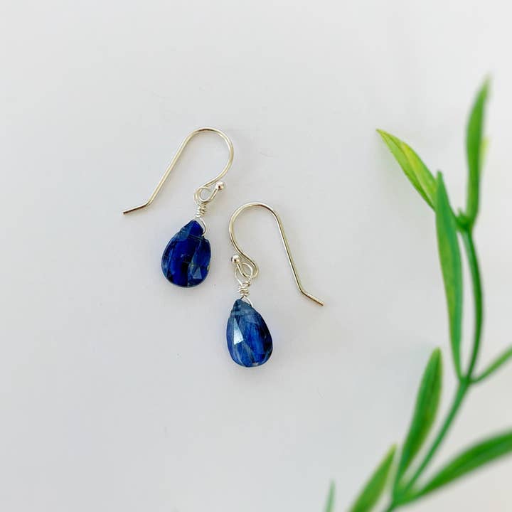 Boucles d'oreilles Challenger en cyanite profonde - Argent sterling pour la vente par Mermaids + Madeleines