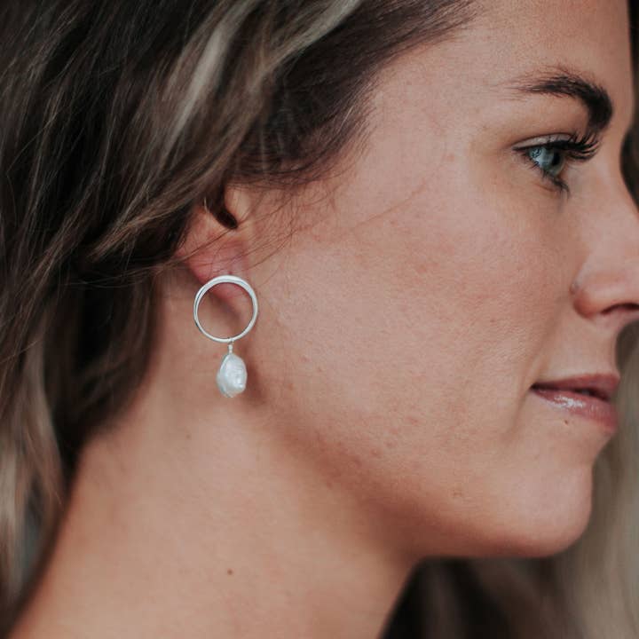 Barocke Perlenohrringe - klein für den Großhandel von The Wild Diamond