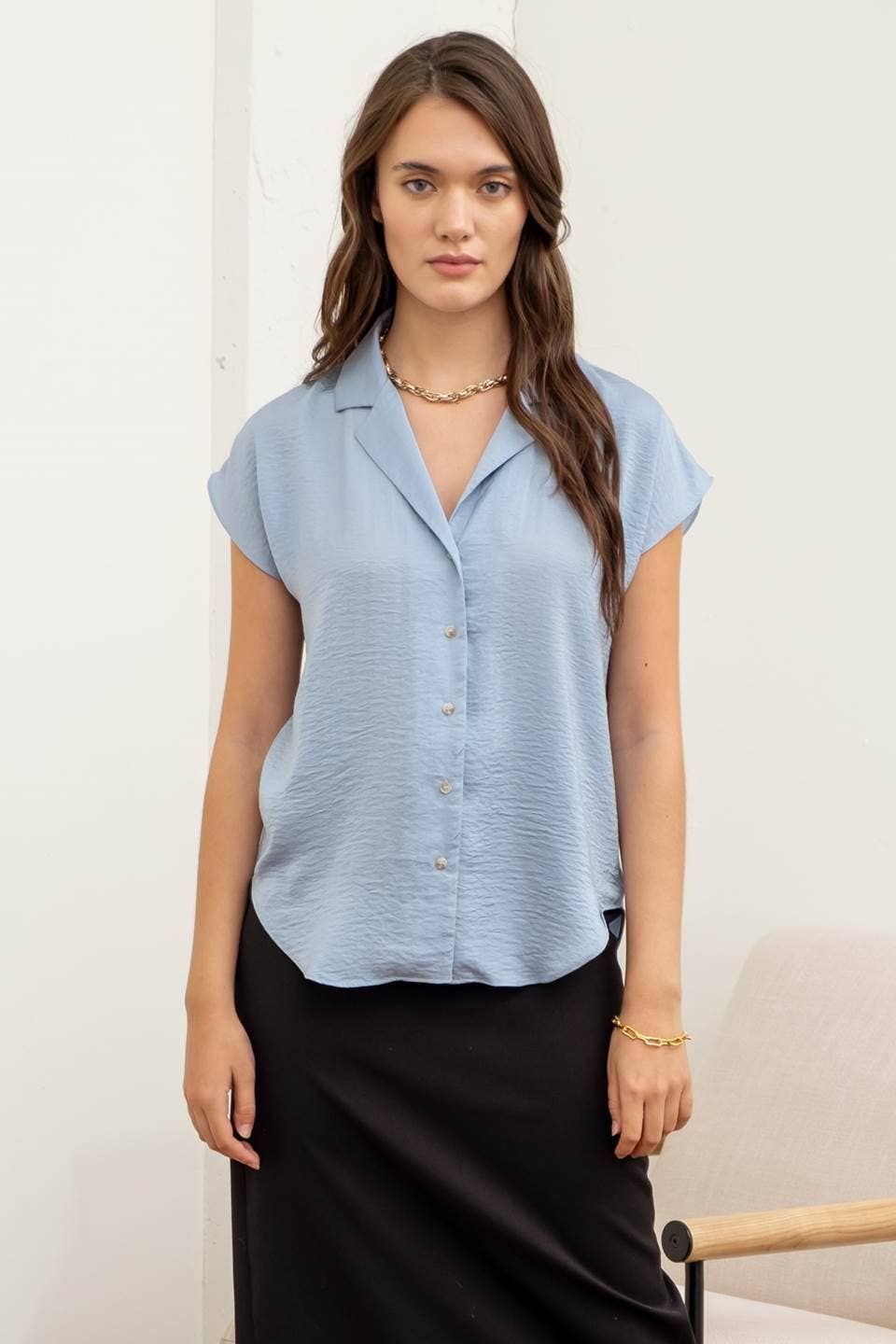 The Workshop Studio – Blusa - Mulher por atacado – CAMISA TEXTURIZADA COM OMBROS CAÍDOS, GOLA E BOTÕES28