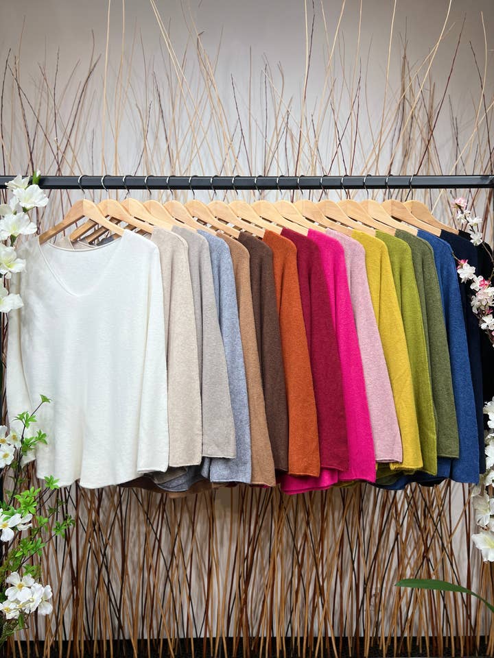 L'Emotion - Wholesale Knit Sweater - Women's - Viscose V Neck Long Sleeve Knitted Sweater        1