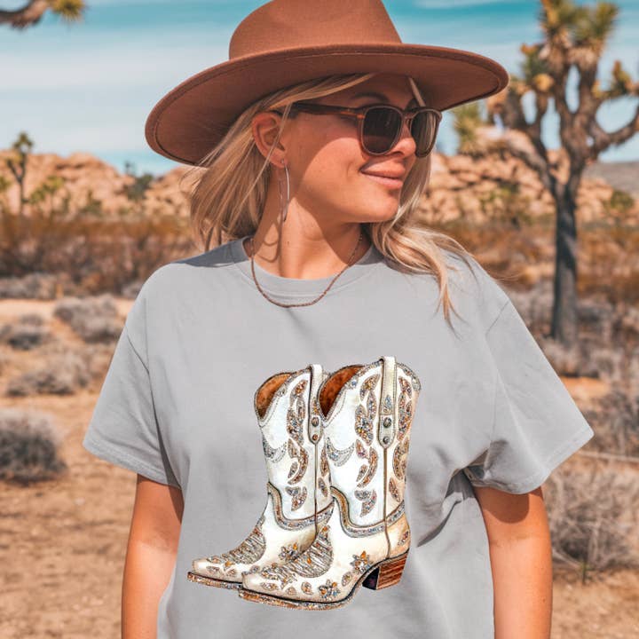T-shirt graphique de cowgirl western avec faux strass pour la vente par Gia Gifts Boutique