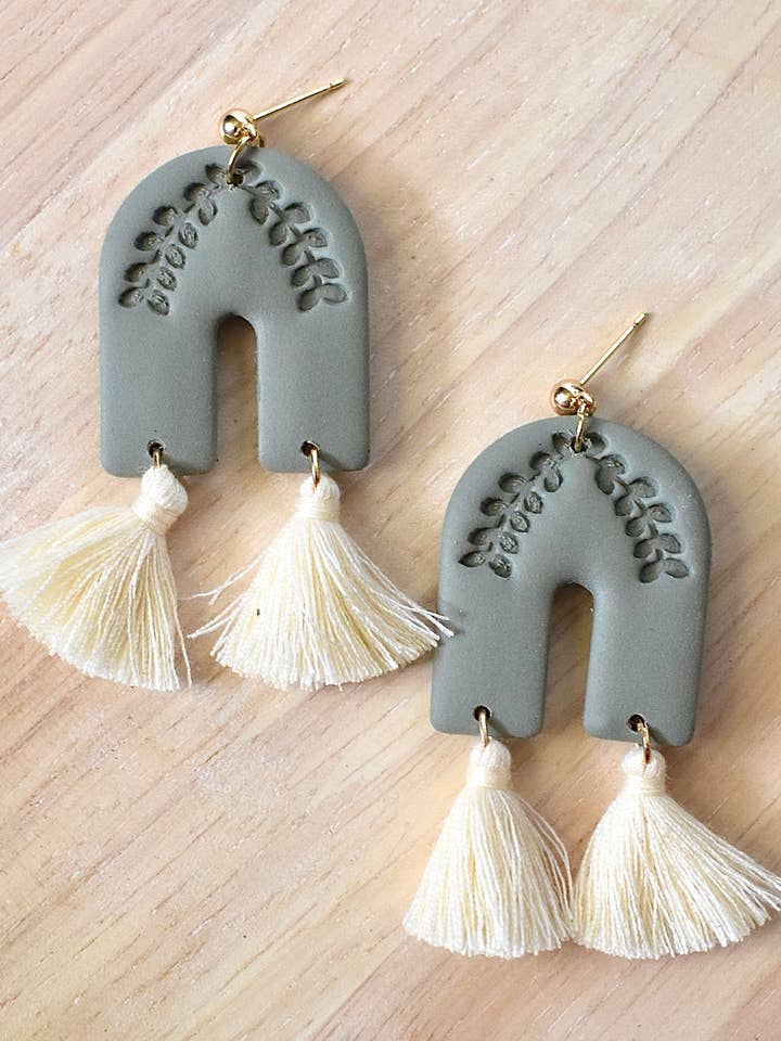 Arches vertes avec pompons pour la vente par Dusty Rose Creations