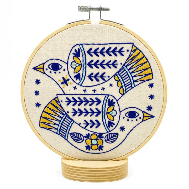 Komplettes Stickset Turtle Doves für den Großhandel von Hook, Line & Tinker Embroidery Kits