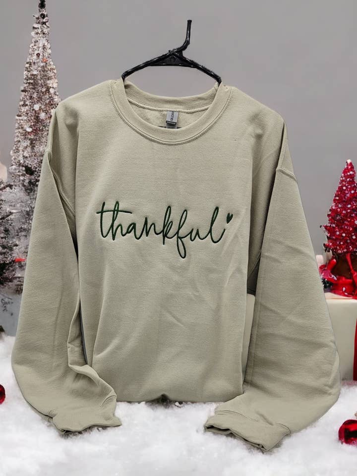 Tacksam tröja Anpassad broderad tacksam tröja Uttryck din tacksamhet Stor gåva till alla familjemedlemmar. för wholesale av PLom 614 Designs & Apparel
