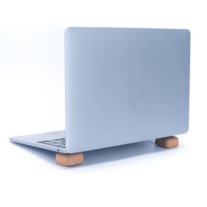 Meninas Bonitas Cork bærbar kork-laptopstander med magnetisk opbevaring L-889 for engroshandel hos Meninas Bonitas Cork