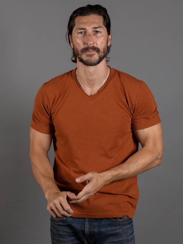 T-shirt col en V à manches cousues en mélange tri-matière pour homme pour la vente par Mika Jaymes